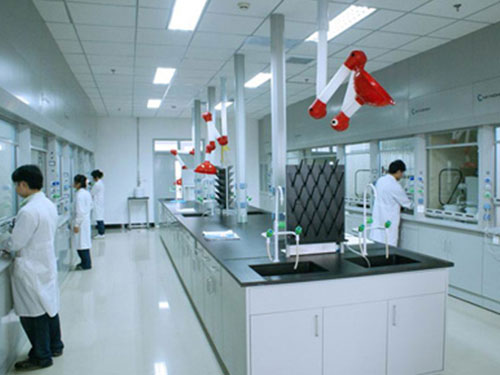 研發(fā)人員實驗工作中